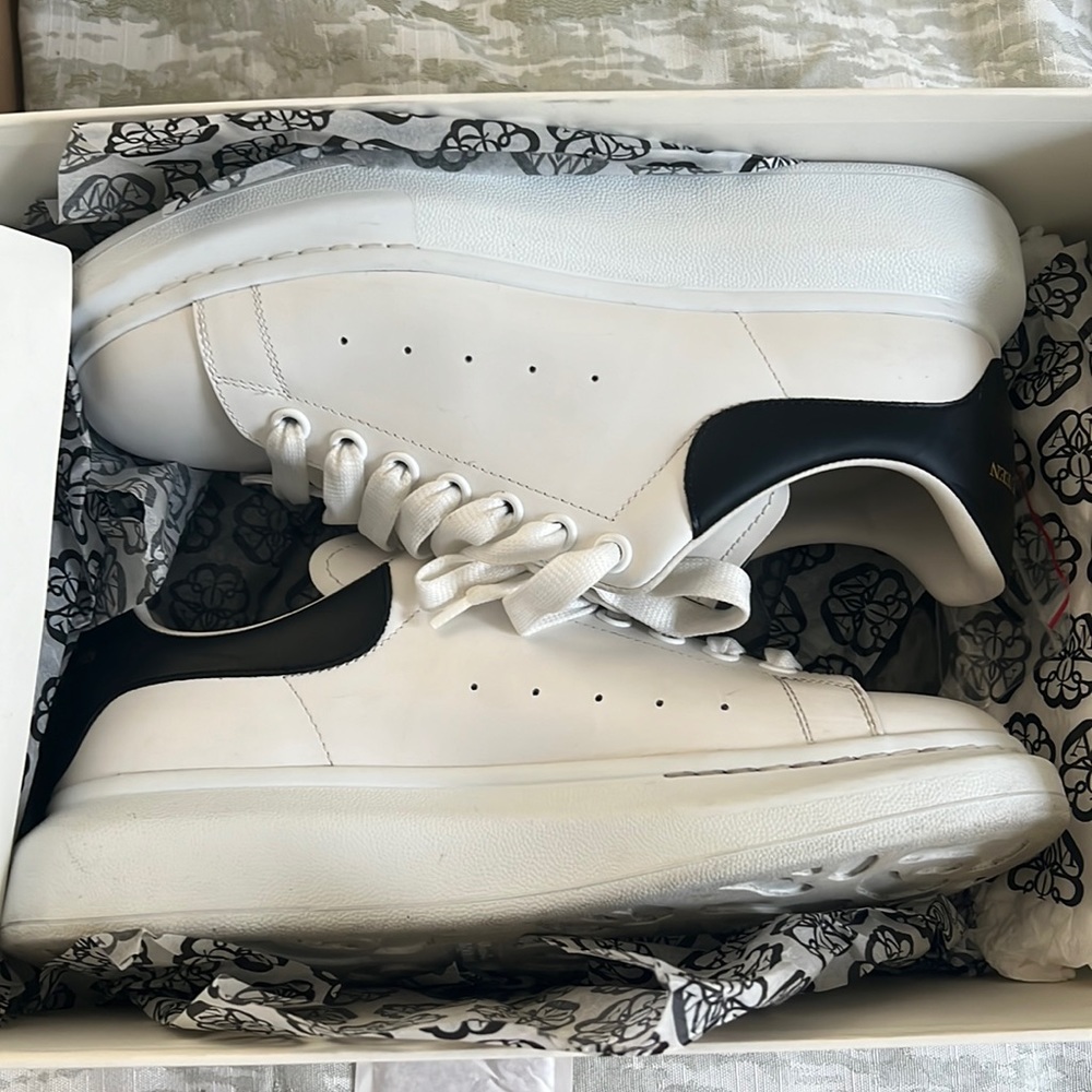 Alexander McQueen size 42 (9 us)